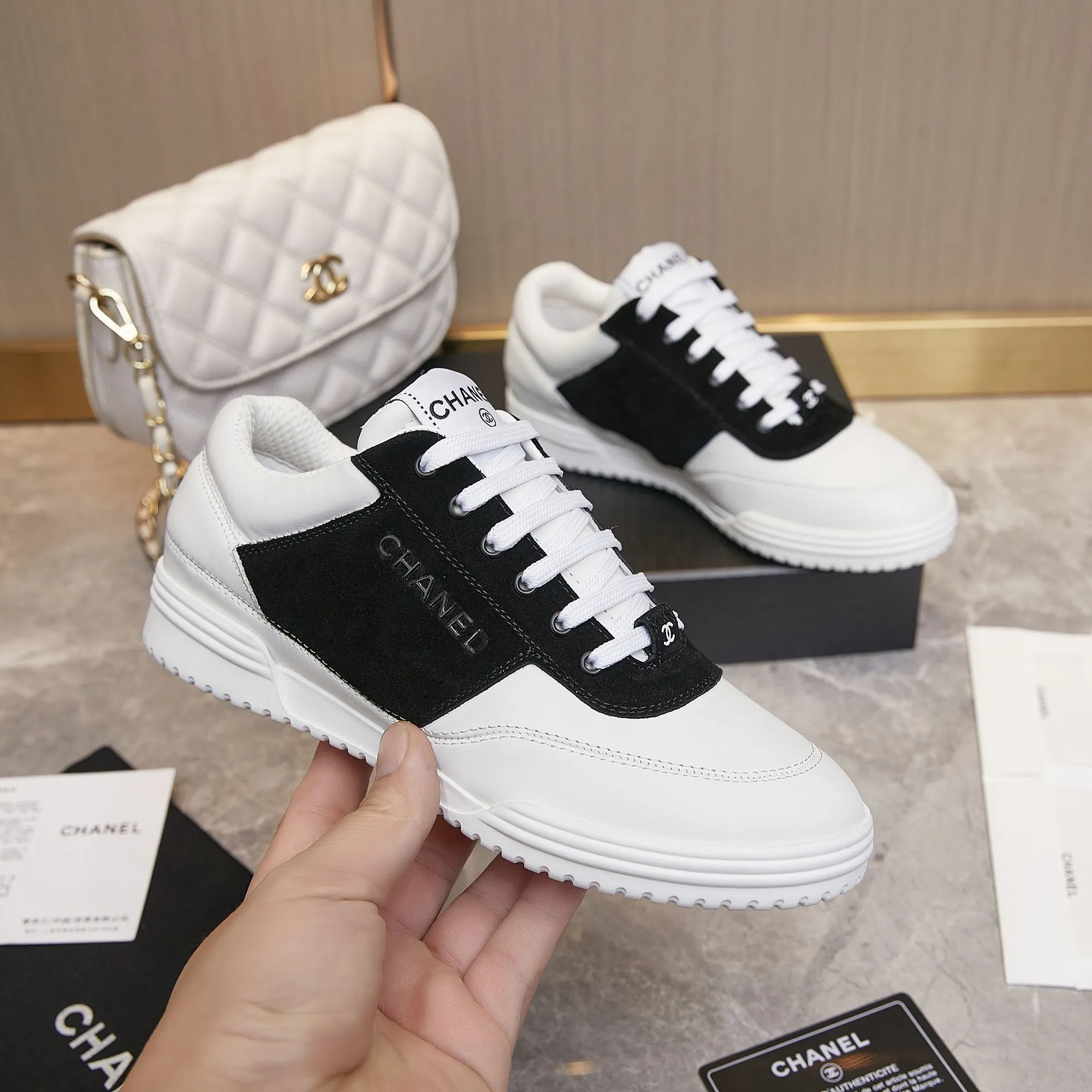 👟👟Ex-factory price 500👟👟 Chanel Chanel - 2023 counter top casual sports shoes This classic design; the upper is electro-embroidered with a variety of craftsmanship; the outsole is fashionable and sporty; it is extraordinary and incorporates a variety of color matching elements... The diversified mix and match is very beautiful and versatile, casual, fashionable, sports and outdoor can be taken into account... ꫛꫀꪝ Go➫ Material: ❶Upper is made of: Original imported cowhide ❷The inner lining is made of: original imported breathable mesh ❸Outsole is based on: original TPU combination outsole Special counter boutique packaging complete set for women 35–41